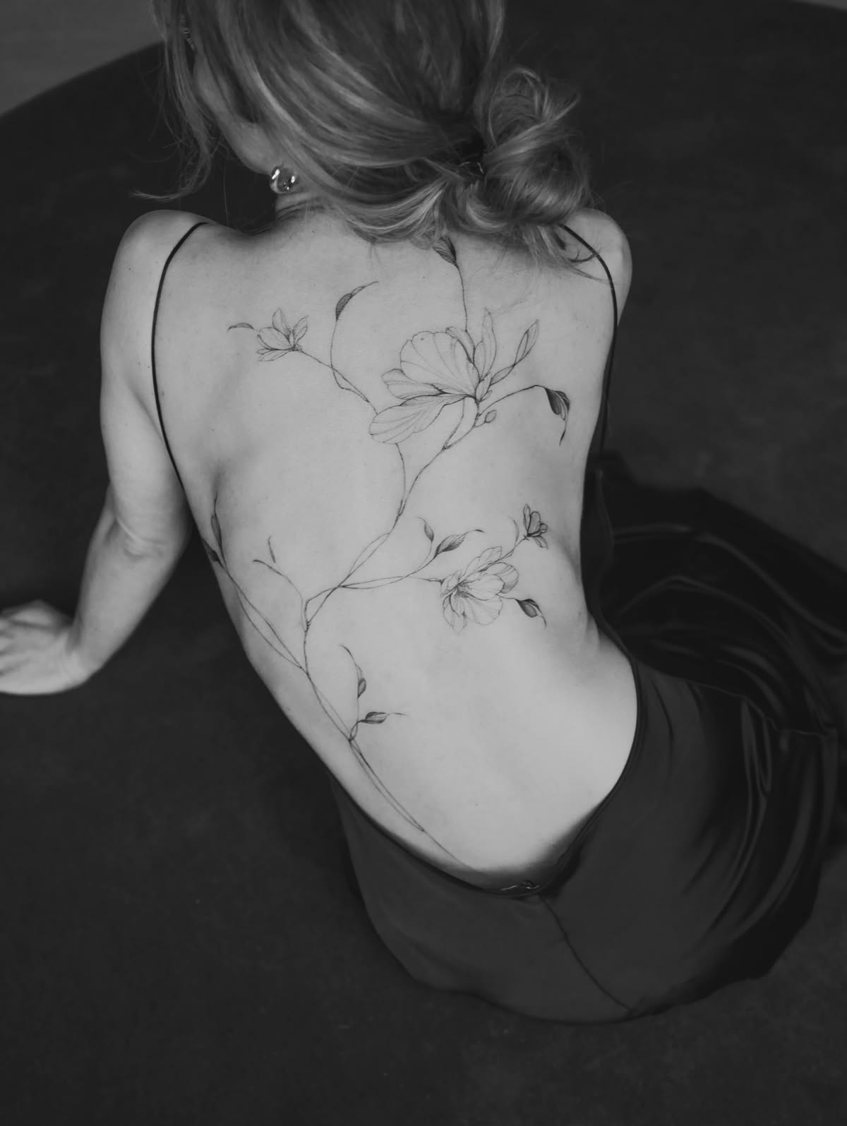 Magnolie na zádech, jemné linie